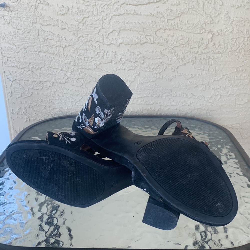 Size 9 Embroidered high heel sandal - Picture 3 of 4